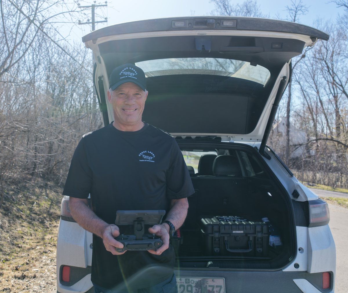 Alain Levesque, fondateur de Drone Précision Canada, avec son unité d'opérations