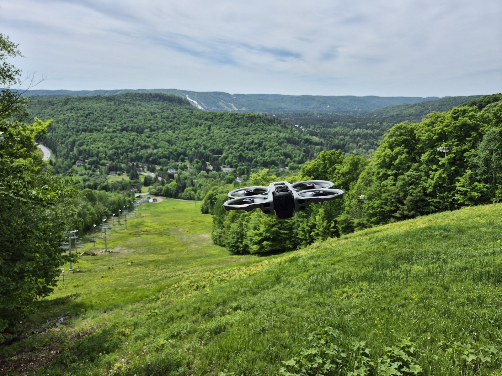 Drone Matrice en vol au-dessus d'une vallée du Québec, captation aérienne