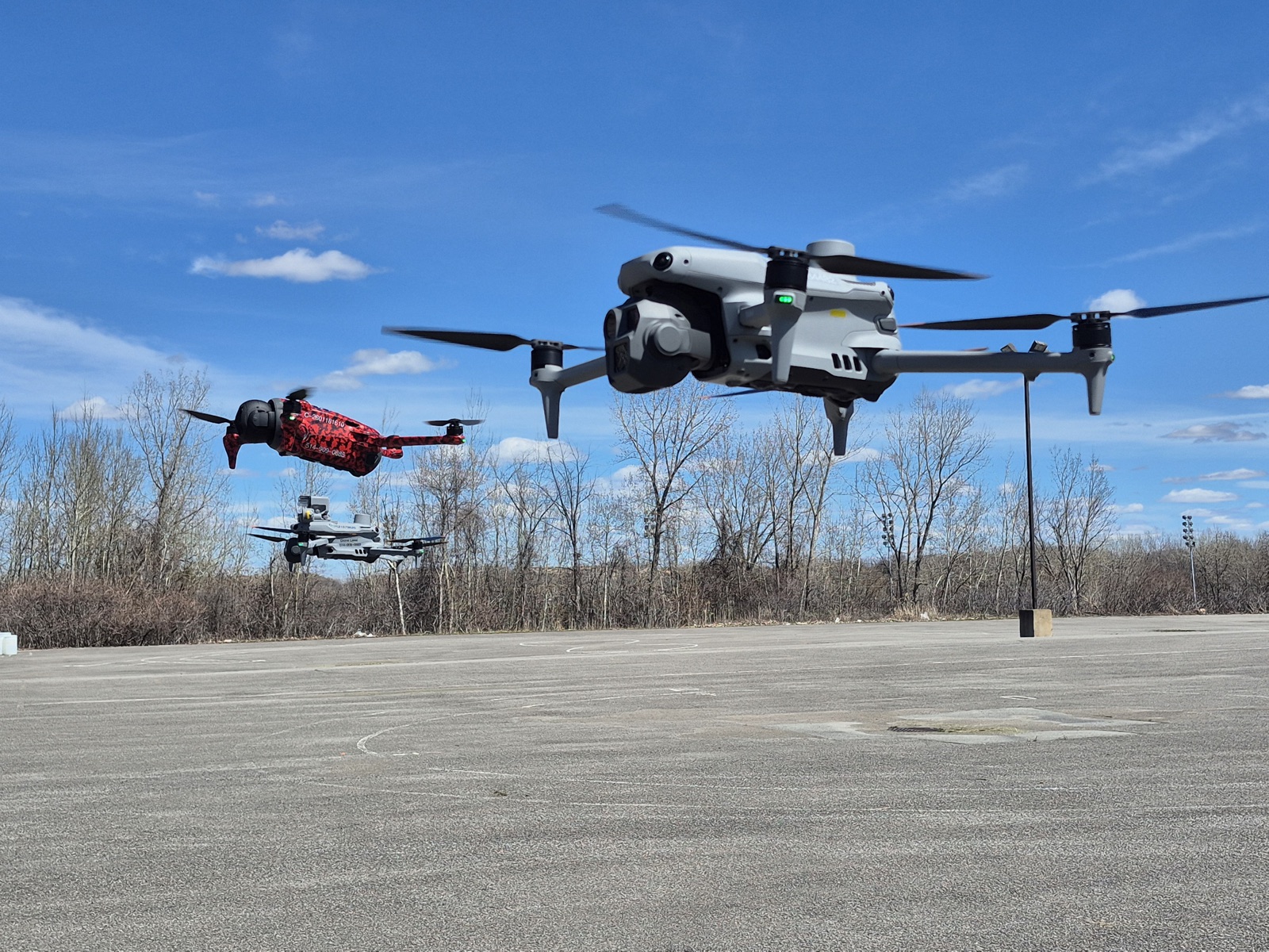 Trois drones de la flotte en vol simultané lors d'un exercice