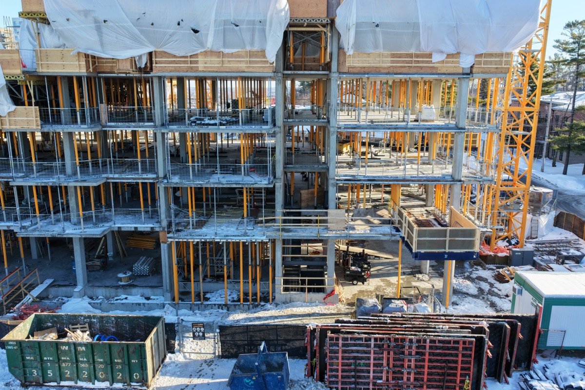 Structure d'un bâtiment en construction documentée par drone, avancement par étage
